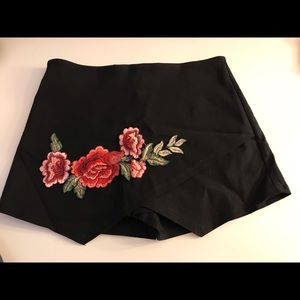 Black embroidered shorts 🌹